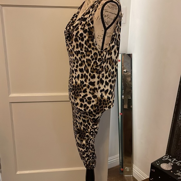 Leopard print formfitting dress open back size small - Picture 2 of 8